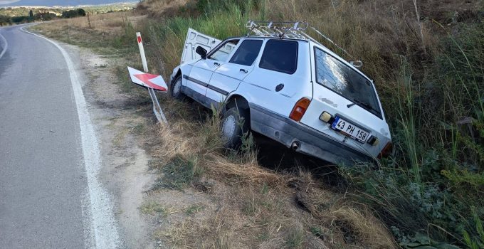 OTOMOBİL ŞARAMPOLE DEVRİLDİ: 4 YARALI