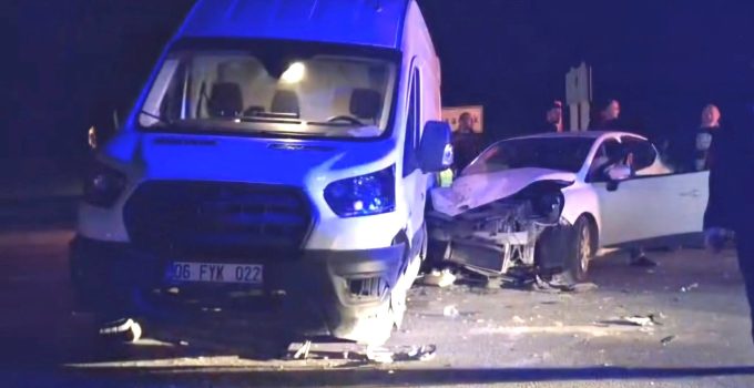 OTOMOBİL KAVŞAKTA MİNİBÜSE ÇARPTI: 3 YARALI