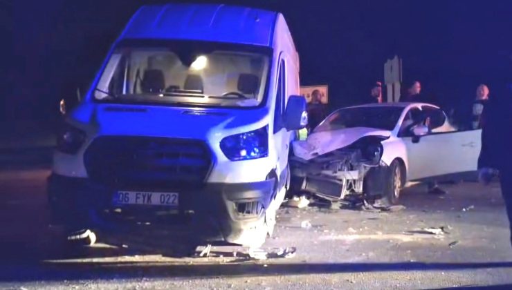 OTOMOBİL KAVŞAKTA MİNİBÜSE ÇARPTI: 3 YARALI