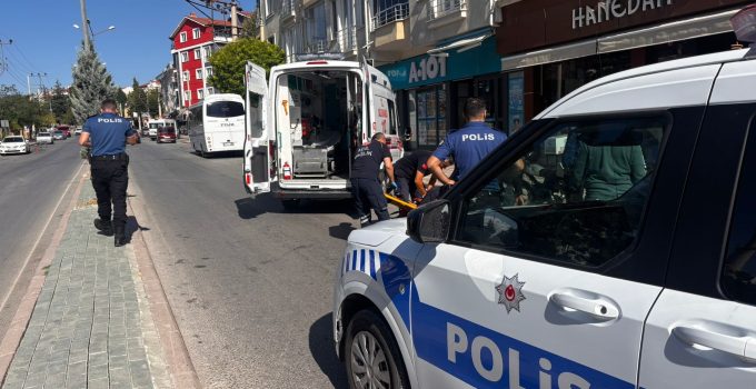 MOTOSİKLET ANİDEN KAPISI AÇILAN OTOMOBİLE ÇARPTI: 2 YARALI