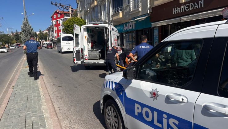 MOTOSİKLET ANİDEN KAPISI AÇILAN OTOMOBİLE ÇARPTI: 2 YARALI