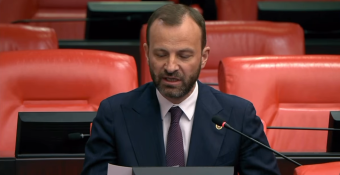 BAYIRCI TBMM’DE KONUŞTU: ‘HER OKULA BİR MESCİT AYRICALIK DEĞİL, HAKTIR’