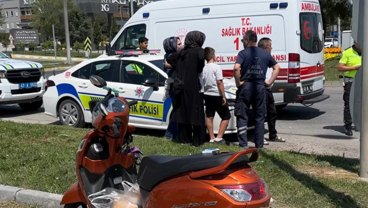 KIRMIZI IŞIKTA BEKLEYEN OTOMOBİLE ARKADAN ÇARPAN MOTOSİKLETLİ YARALANDI