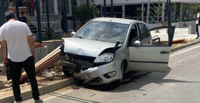 KAZA YAPAN OTOMOBİL PARKA DALDI! FACİANIN EŞİĞİNDEN DÖNÜLDÜ