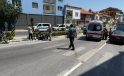 MOTOSİKLET YAŞLI KADINA ÇARPTI, HEM YAYA HEM SÜRÜCÜ YARALANDI