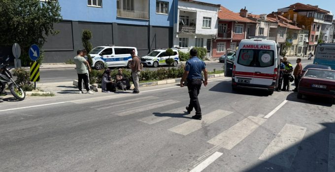MOTOSİKLET YAŞLI KADINA ÇARPTI, HEM YAYA HEM SÜRÜCÜ YARALANDI