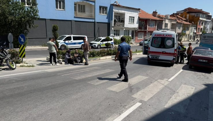 MOTOSİKLET YAŞLI KADINA ÇARPTI, HEM YAYA HEM SÜRÜCÜ YARALANDI