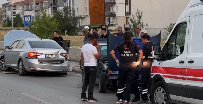 KAZA YAPAN İKİ OTOMOBİL HURDAYA DÖNDÜ: 1 YARALI