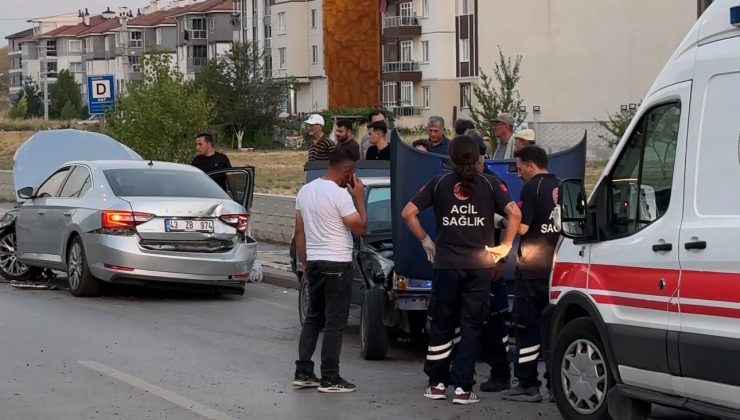 KAZA YAPAN İKİ OTOMOBİL HURDAYA DÖNDÜ: 1 YARALI