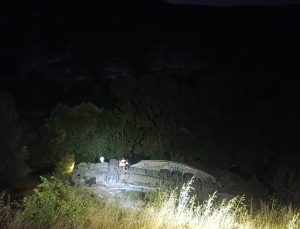 TIR ŞARAMPOLE DEVRİLDİ: SÜRÜCÜ YARALANDI