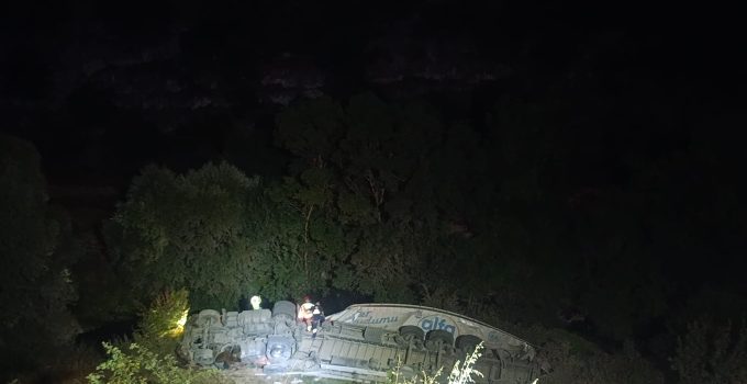 TIR ŞARAMPOLE DEVRİLDİ: SÜRÜCÜ YARALANDI