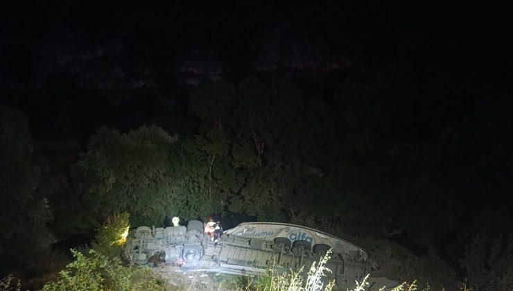TIR ŞARAMPOLE DEVRİLDİ: SÜRÜCÜ YARALANDI