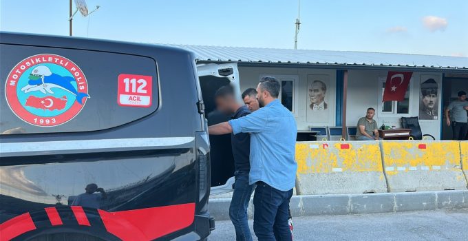 ANTALYA’DA GALERİYİ KUNDAKLAYAN ŞÜPHELİ KORSAN TAKSİYLE KAÇARKEN KÜTAHYA’DA YAKALANDI