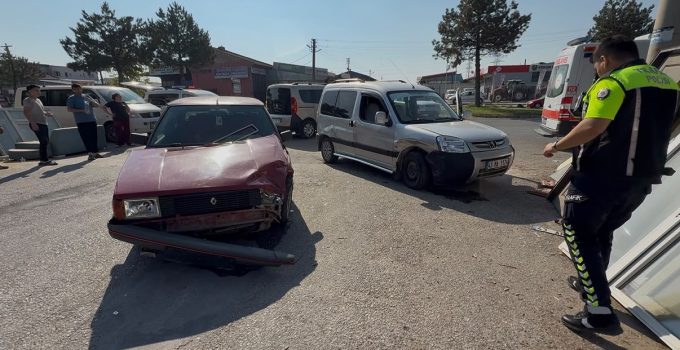 İKİ OTOMOBİL KAVŞAKTA ÇARPIŞTI: 2 YARALI