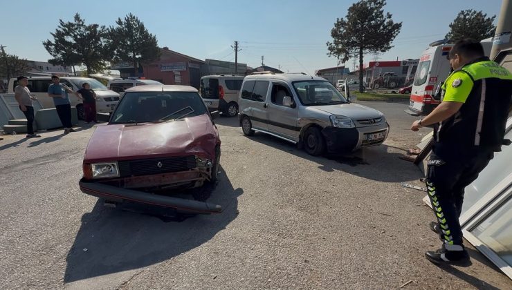 İKİ OTOMOBİL KAVŞAKTA ÇARPIŞTI: 2 YARALI