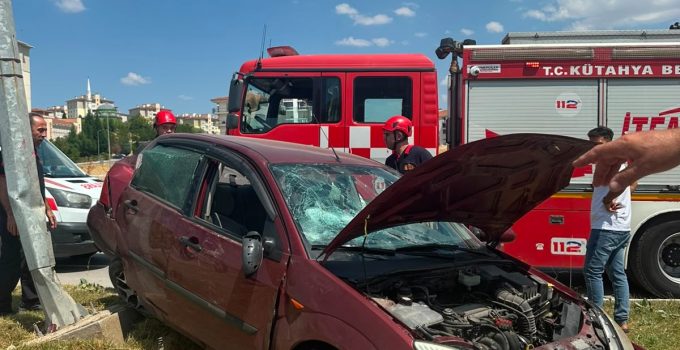 OTOMOBİL AYDINLATMA DİREĞİNE ÇARPTI: 2 YARALI