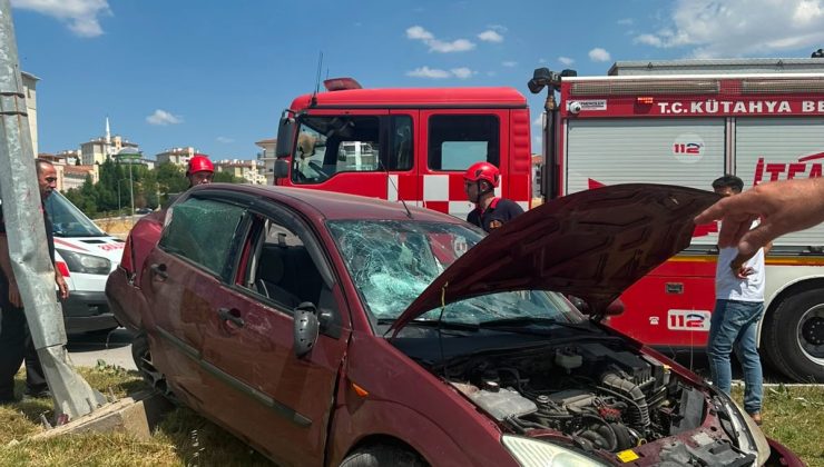 OTOMOBİL AYDINLATMA DİREĞİNE ÇARPTI: 2 YARALI