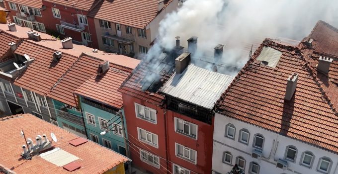 ÇATI KATINDA ÇIKAN YANGIN DİĞER BİNALARA SIÇRAMADAN SÖNDÜRÜLDÜ