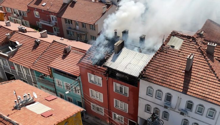 ÇATI KATINDA ÇIKAN YANGIN DİĞER BİNALARA SIÇRAMADAN SÖNDÜRÜLDÜ
