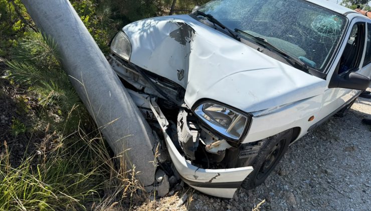 KONTROLDEN ÇIKAN OTOMOBİL ELEKTRİK DİREĞİNE ÇARPTI: SÜRÜCÜ YARALANDI
