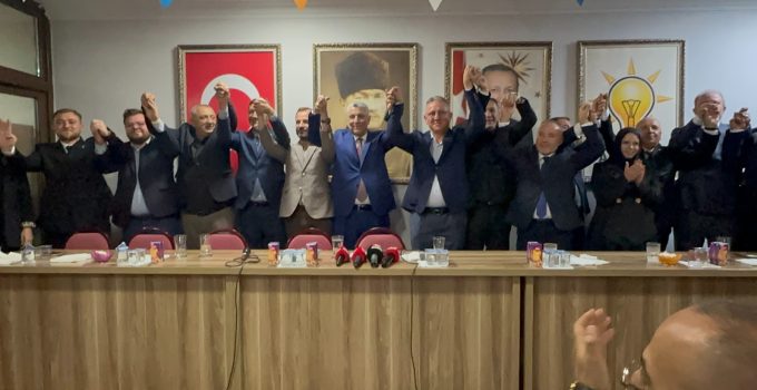 YENİDEN REFAH’TAN AK PARTİ’YE GEÇTİLER, ROZETLERİNİ BAKAN BOLAT TAKTI