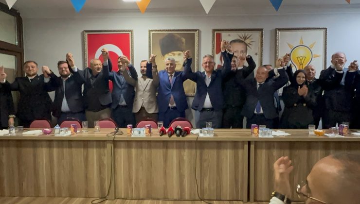 YENİDEN REFAH’TAN AK PARTİ’YE GEÇTİLER, ROZETLERİNİ BAKAN BOLAT TAKTI