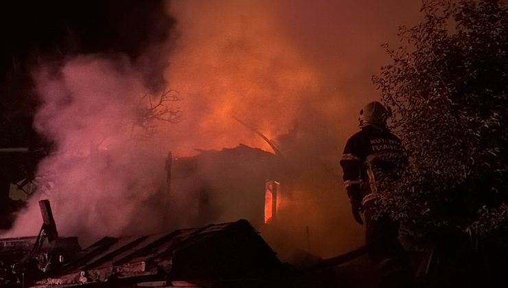 ALEVLER EVİ SARDI: 2 KİŞİ DUMANDAN ETKİLENDİ