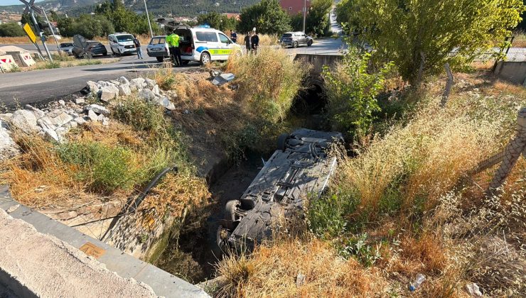 LEVHAYA ÇARPIP SU KANALINA UÇTU: ARAÇTAKİ İKİ KİŞİ SON ANDA KURTULDU