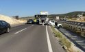 TIRIN ARKADAN ÇARPTIĞI OTOMOBİL SU KANALINA DÜŞTÜ