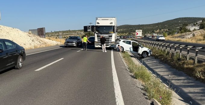 TIRIN ARKADAN ÇARPTIĞI OTOMOBİL SU KANALINA DÜŞTÜ