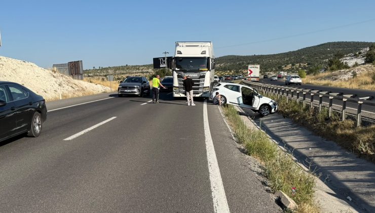TIRIN ARKADAN ÇARPTIĞI OTOMOBİL SU KANALINA DÜŞTÜ