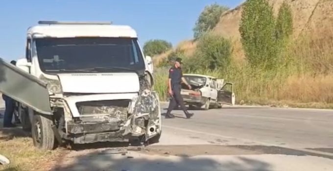 OTOMOBİL İLE KURTARICI ÇARPIŞTI 1 KİŞİ ÖLDÜ, 1 KİŞİ AĞIR YARALANDI