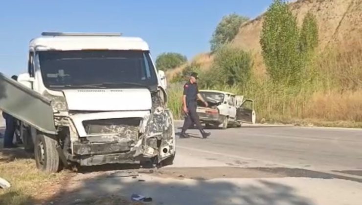 OTOMOBİL İLE KURTARICI ÇARPIŞTI 1 KİŞİ ÖLDÜ, 1 KİŞİ AĞIR YARALANDI