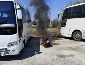 PARK HALİNDEKİ MOTOSİKLET YANDI: KUNDAKLAMA İHTİMALİ ARAŞTIRILIYOR