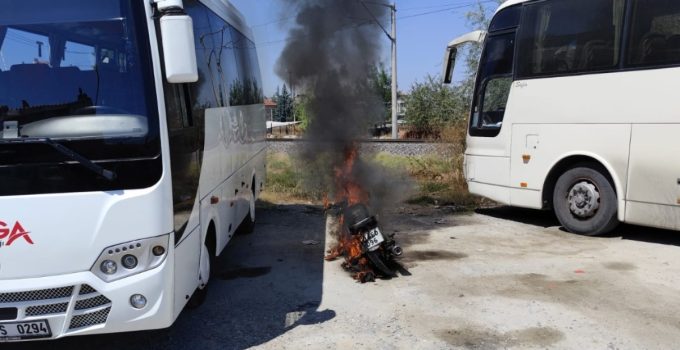PARK HALİNDEKİ MOTOSİKLET YANDI: KUNDAKLAMA İHTİMALİ ARAŞTIRILIYOR