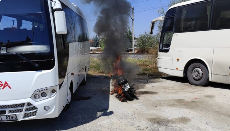 PARK HALİNDEKİ MOTOSİKLET YANDI: KUNDAKLAMA İHTİMALİ ARAŞTIRILIYOR