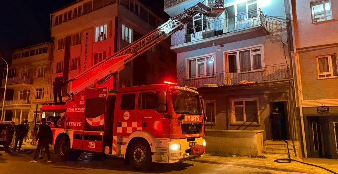 DAİREYİ DUMANLAR SARDI! 1 KİŞİ DUMANDAN ETKİLENDİ