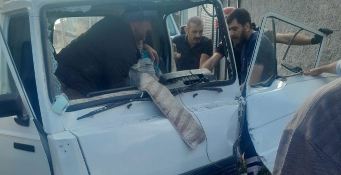 KAMYONET DUVARA ÇARPTI: SÜRÜCÜ OLAY YERİNDE HAYATINI KAYBETTİ