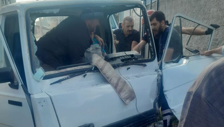 KAMYONET DUVARA ÇARPTI: SÜRÜCÜ OLAY YERİNDE HAYATINI KAYBETTİ