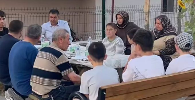 Başkan Akel kadınların davetini geri çevirmedi, apartman buluşmasına katıldı
