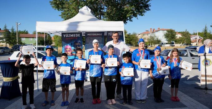 Eğitimlerini tamamlayan minik yüzücüler sertifikalarını aldılar