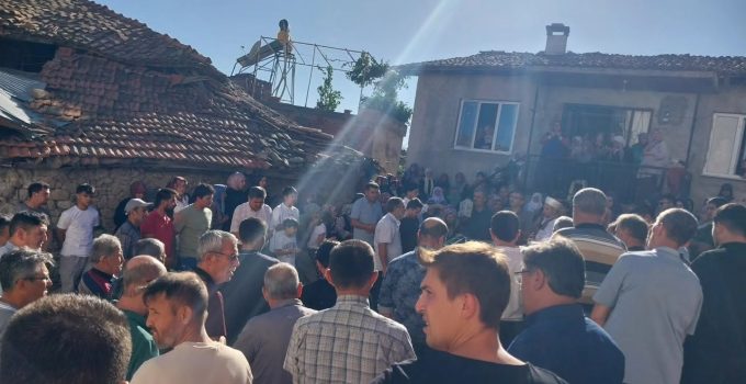 Trafik kazasında hayatını kaybeden 21 yaşındaki genç kız toprağa verildi