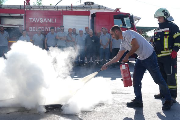 Tavşanlı Belediyesi itfaiye ekiplerinden yangın tatbikatı