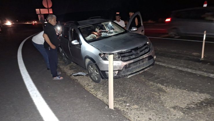 İki otomobil kavşakta çarpıştı, 2 kişi yaralandı