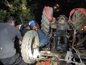 Devrilen traktörün altında kalan adam kurtarıldı