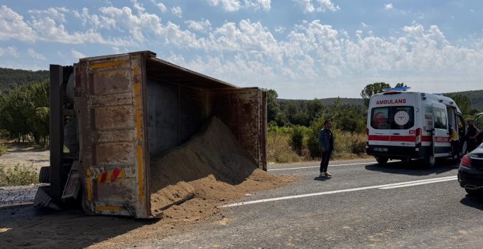 Kum yüklü kamyon devrildi, sürücü yaralandı