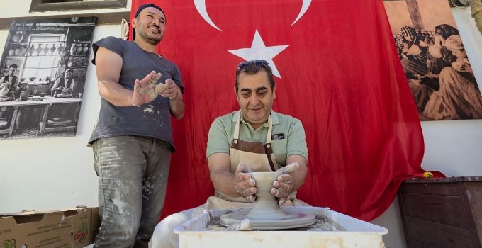 Ziyaretçiler, Germiyan Sokağı’nda çini yapımını deneyimliyor