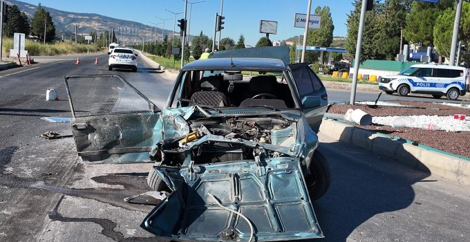 OTOMOBİL TIR’A ARKADAN ÇARPTI: 1’İ AĞIR 2 YARALI