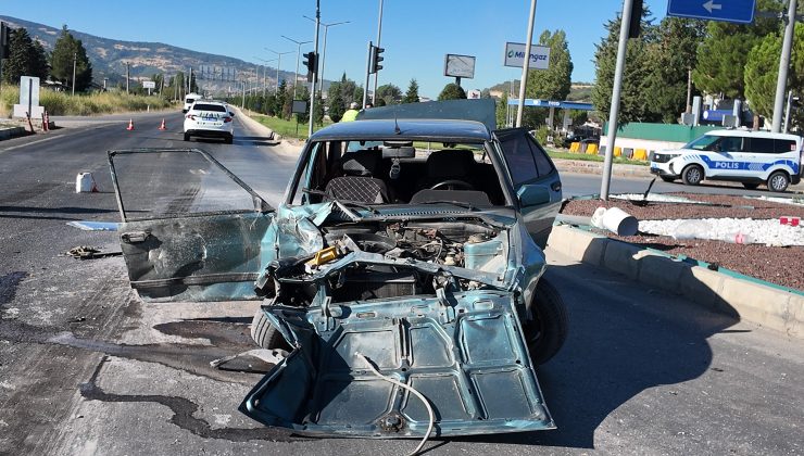OTOMOBİL TIR’A ARKADAN ÇARPTI: 1’İ AĞIR 2 YARALI