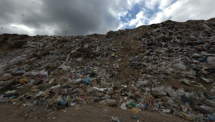 Yıllardır çöplük olarak kullanılan alanda çevre kirliği ve yangın endişesi